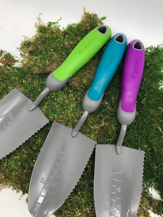 garden trowel serrated edge Bond Assorted Bloom Serrated Transplanter
